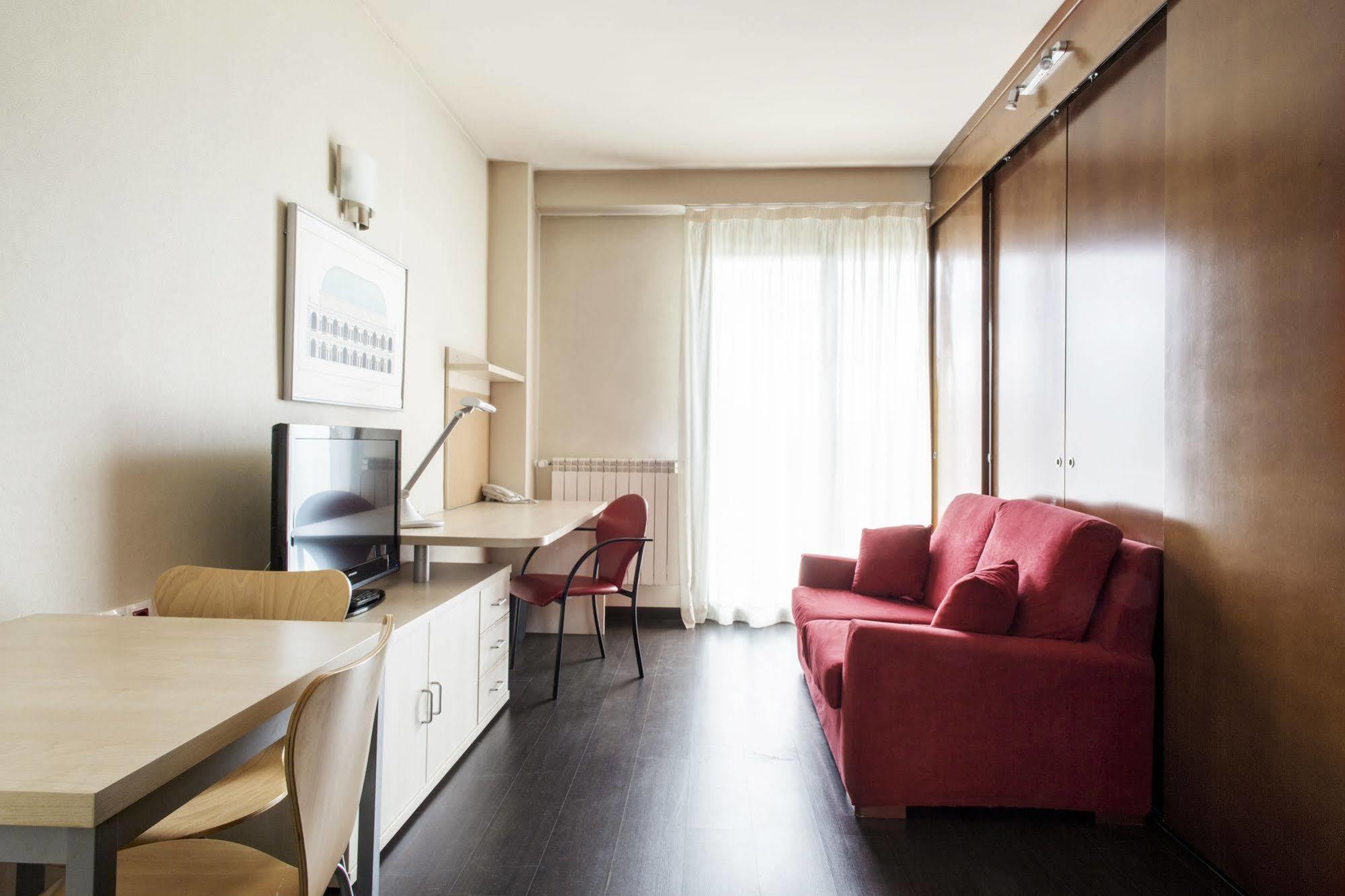 Residencia Universitaria Resa Giner De Los Rios Alcalá de Henares Exterior foto
