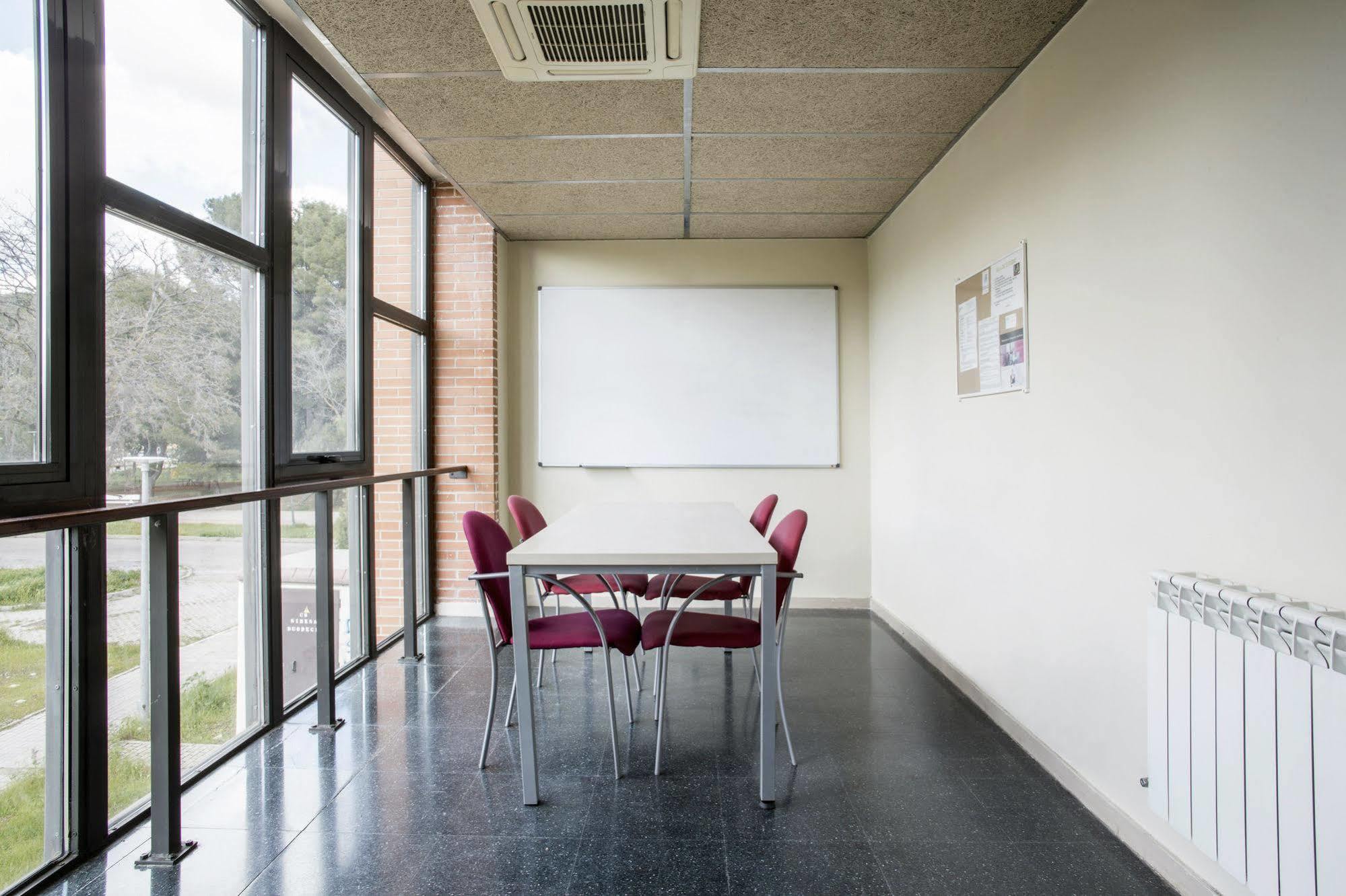 Residencia Universitaria Resa Giner De Los Rios Alcalá de Henares Exterior foto
